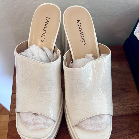 New! Open Toe Chunky 6” Patent Leather Sandals Size 8 - Picture 1 of 5